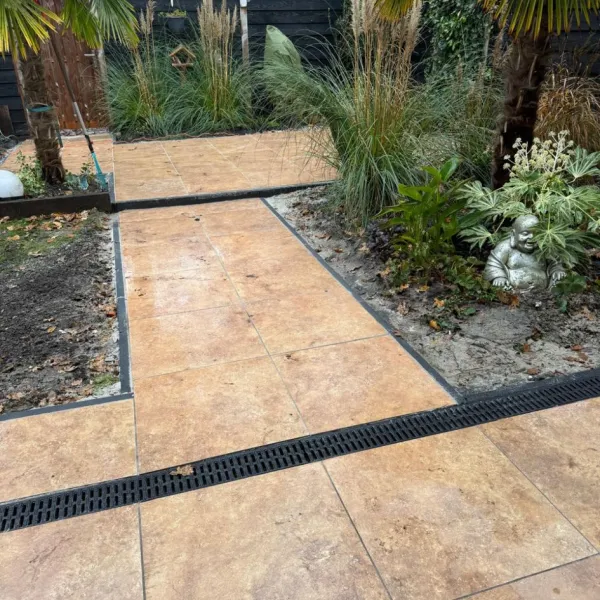 tuin aan laten leggen